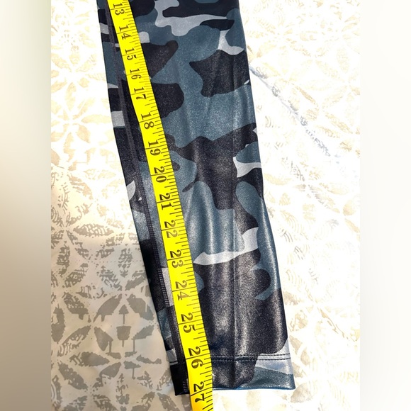 NWT Nike Dri-FIT Mid-Rise Camo Leggings - Size XS - Picture 7 of 10